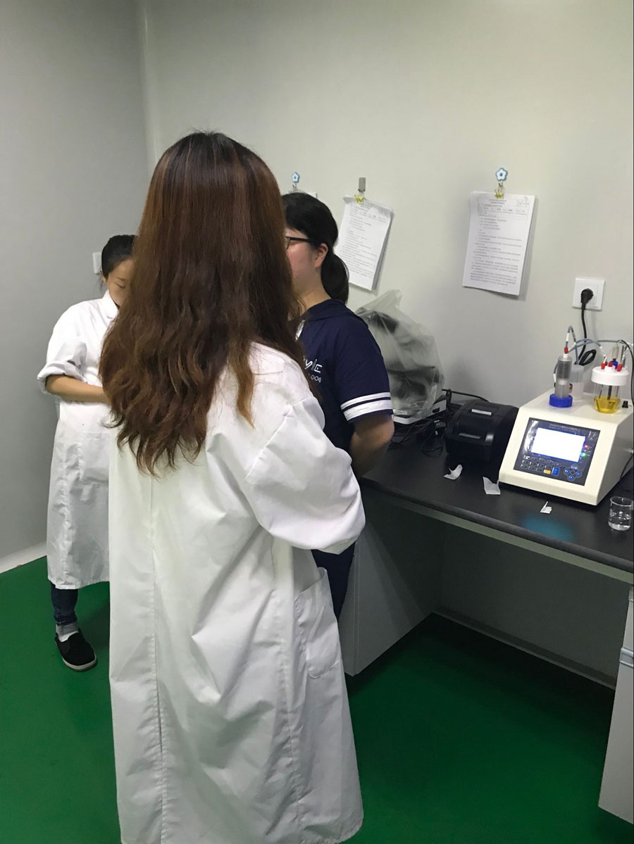 客戶到我公司實(shí)地考察卡氏水分測(cè)定儀檢測(cè)MS膠中的水分